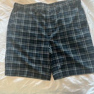 HAGGAR - Men’s Blue Plaid shorts.